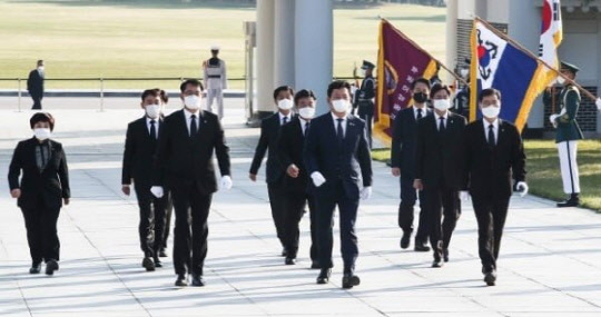 송영길 더불어민주당 신임대표와 윤호중 원내대표, 새 최고위원들이 3일 서울 동작구 국립서울현충원 현충탑에서 참배하고 있다. 연합뉴스